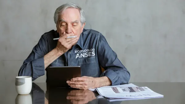 Jubilado de la Anses sorprendido mirando su tablet