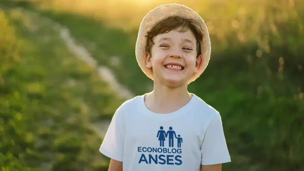 Niño del SUAF con remera de Anses