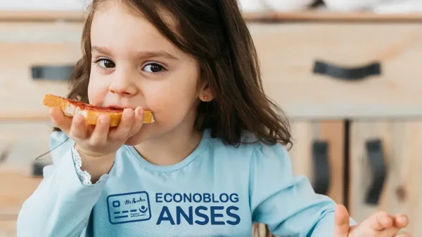 Niña beneficiaria de la Tarjeta Alimentar con remera de Anses