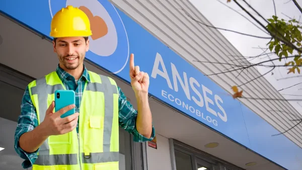 Trabajador con casco en delegación de Anses