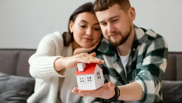 Pareja compra una vivienda