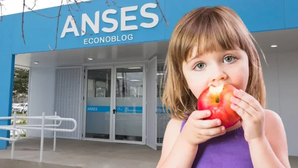 Niña comiendo una manzana en oficina de Anses