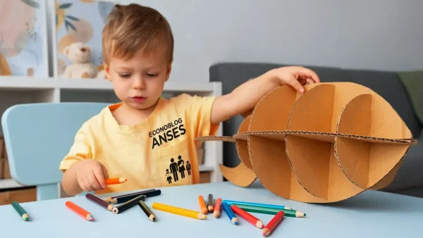 Niño de la AUH con remera de Anses