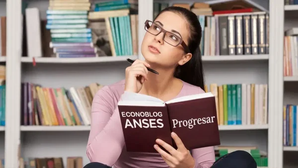 Estudiante de Progresar con libro de Anses