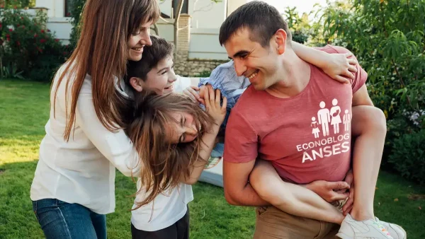 Familia de la AUH con remera de la Anses