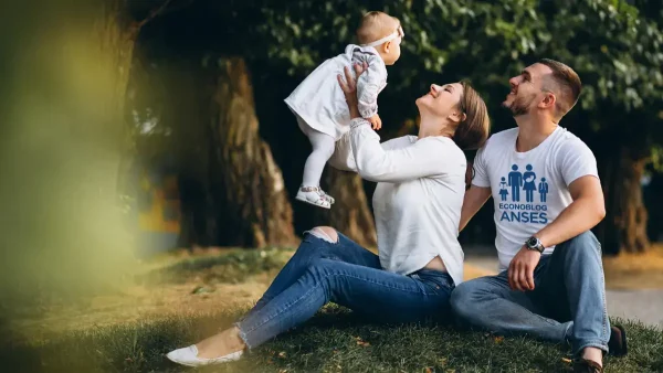 Familia de la AUH con remera de Anses