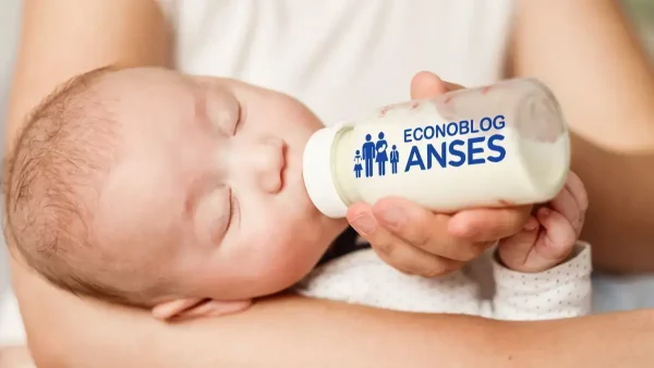 Bebé de AUH tomando leche con mamadera de Anses