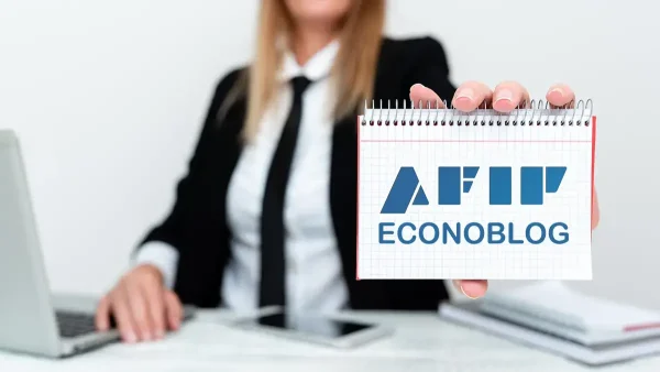 Mujer con calendario de la AFIP