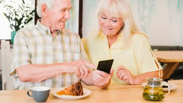 Jubilados con su teléfono celular