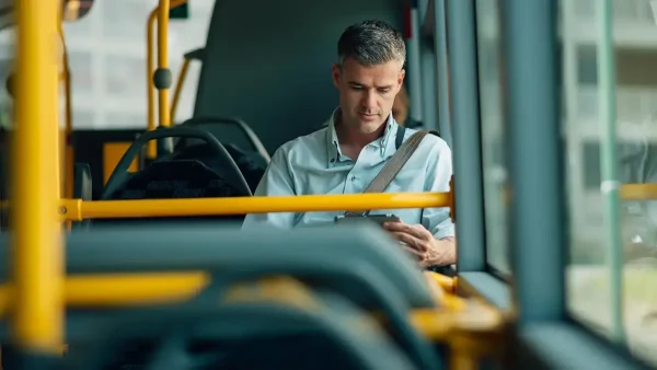 Hombre viajando en un colectivo