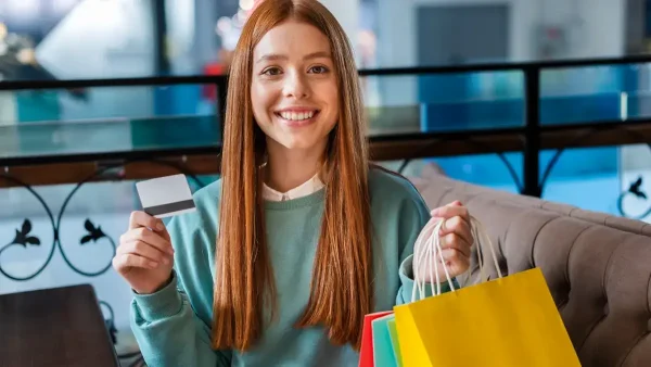 Chica que hizo sus compras con una tarjeta