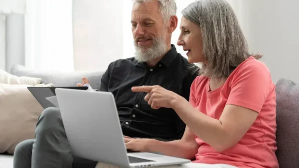 Jubilados hablando frente a una computadora