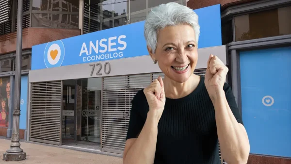 Jubilada contenta en delegación de Anses