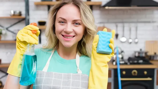 Empleada doméstica con sus elementos de trabajo