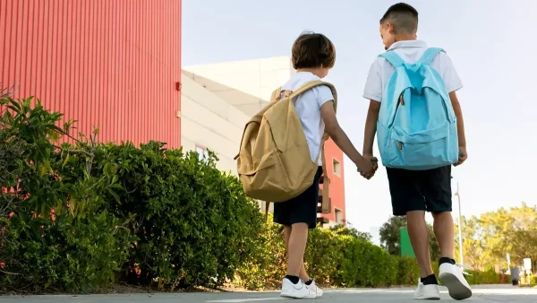 Estudiantes de la mano