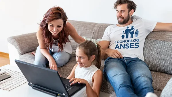 Familia de la AUH de Anses usando una computadora