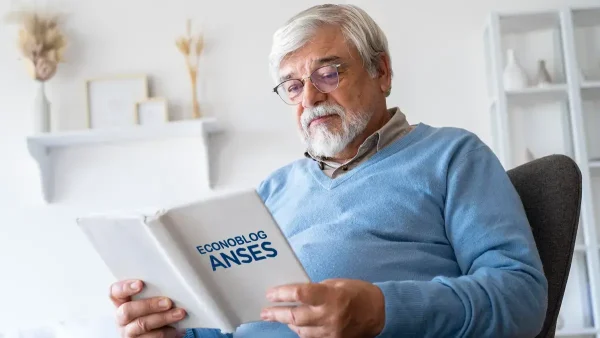 Jubilado leyendo libro de Anses