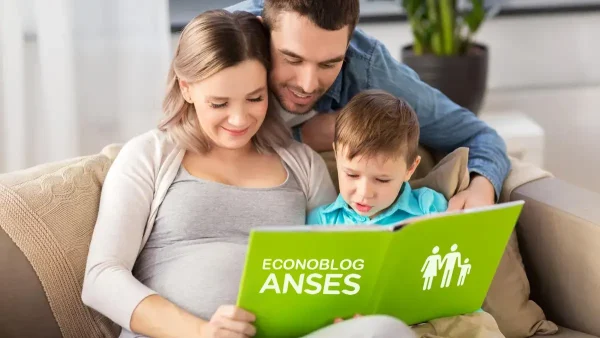 Familia del SUAF con libro de Anses