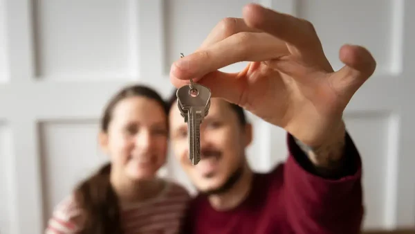 Pareja sosteniendo la llave de su casa