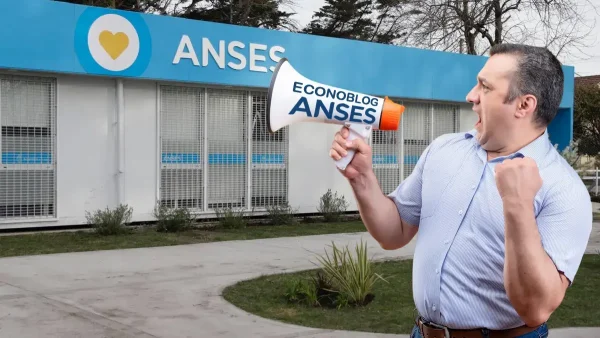 Trabajador con megáfono frente a delegación de Anses