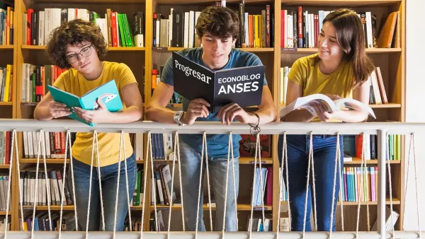 Estudiantes de Becas Progresar con libro de Anses