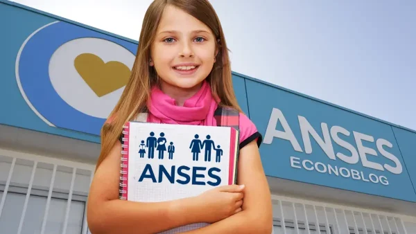 Niña con libro de la AUH yd el SUAF en Anses