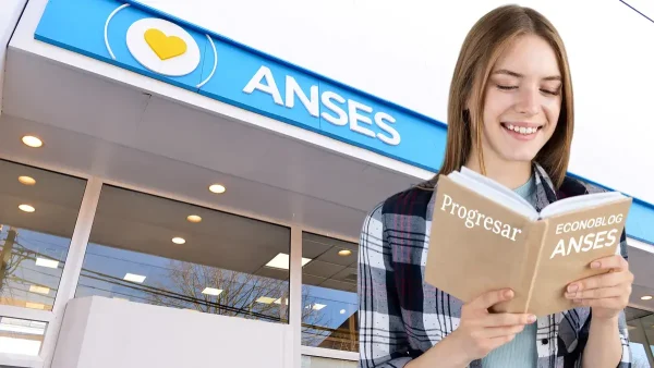 Estudiante de Becas Progresar con libro en Anses