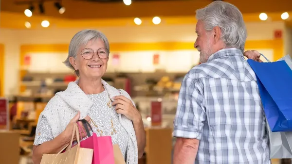 Jubilados contentos haciendo compras