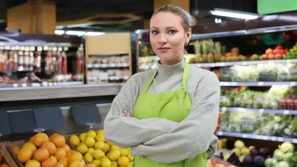 Empleada de comercio cruzada de brazos