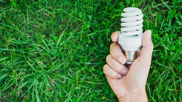 Mano sosteniendo un foco de luz