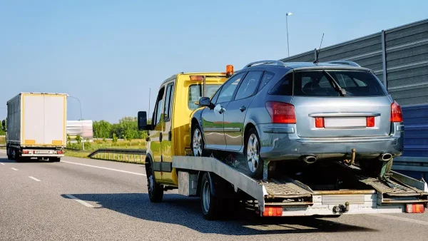 Grúa remolcando un auto