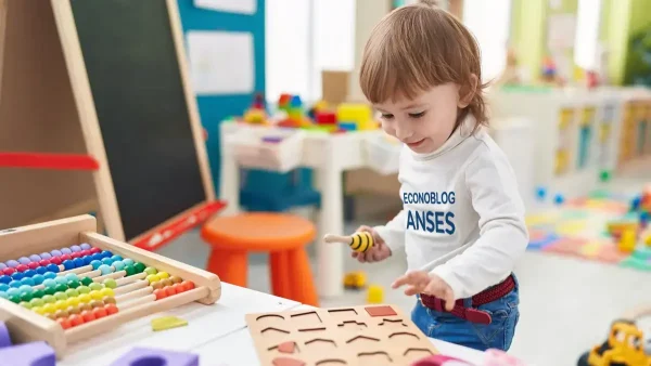 Alumna de un jardín con remera de Anses