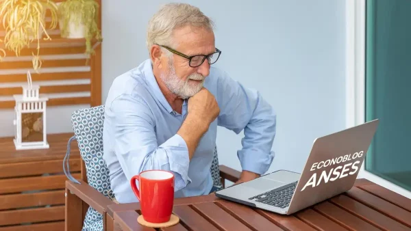 Jubilado de Anses pensando en la computadora