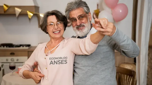 Jubilados de la Anses celebrando