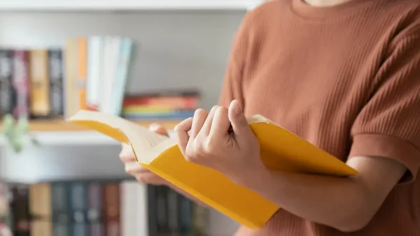 Estudiante con un libro en las manos