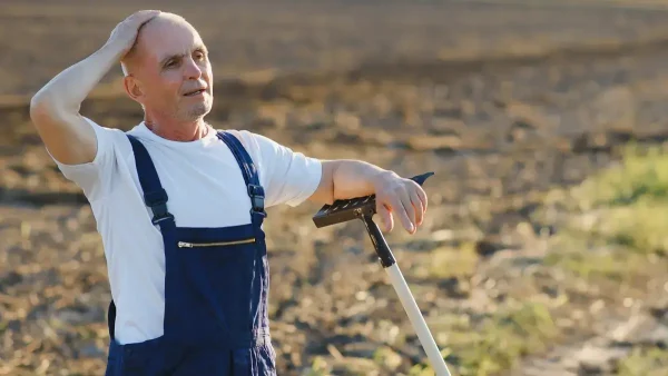 Trabajador rural preocupado