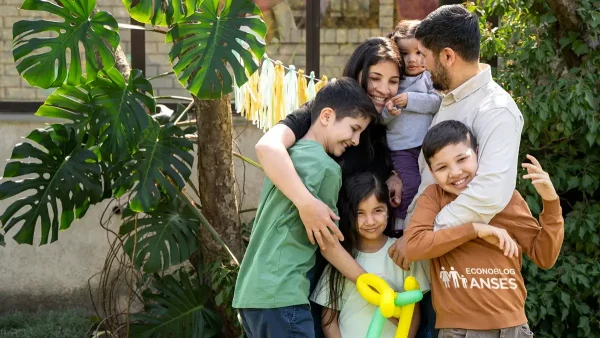 Familia del SUAF con remera de Anses