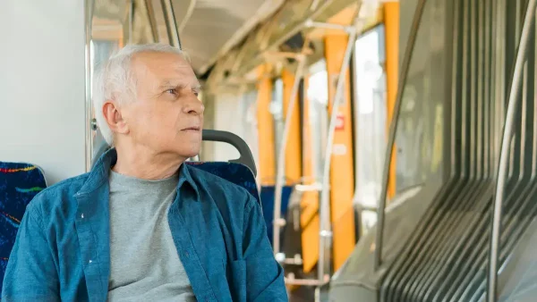 Jubilado viajando en el subte