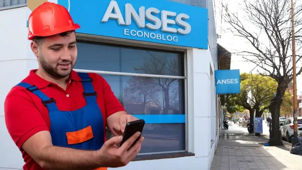 Trabajador usando el celular en Anses