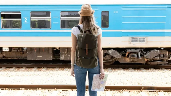 Turista mirando un tren