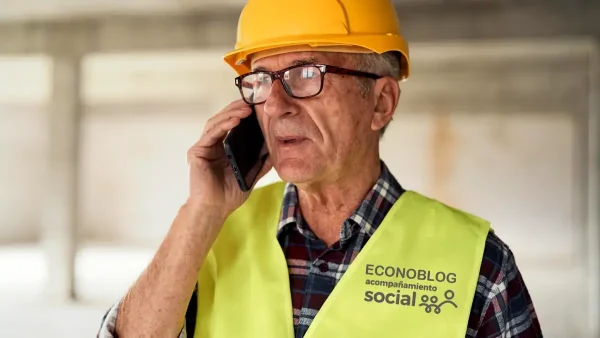 Titular de Acompañamiento Social hablando por teléfono