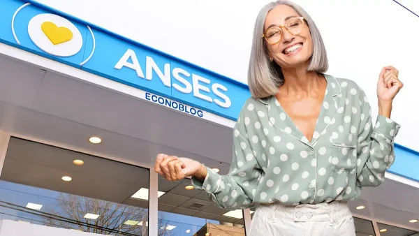 Jubilada contenta en delegación de Anses