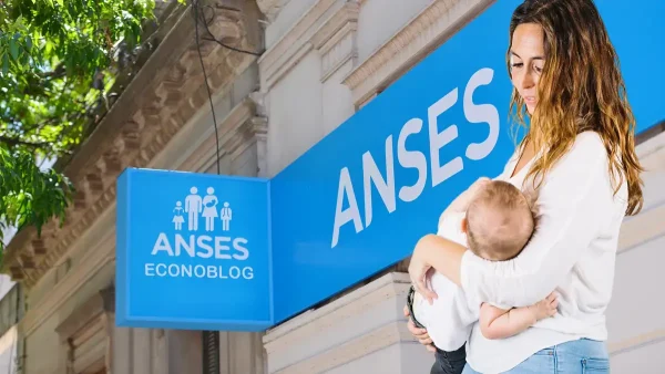 Titular de la AUH con su bebé en Anses