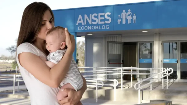 Madre de la AUH con su bebé en Anses