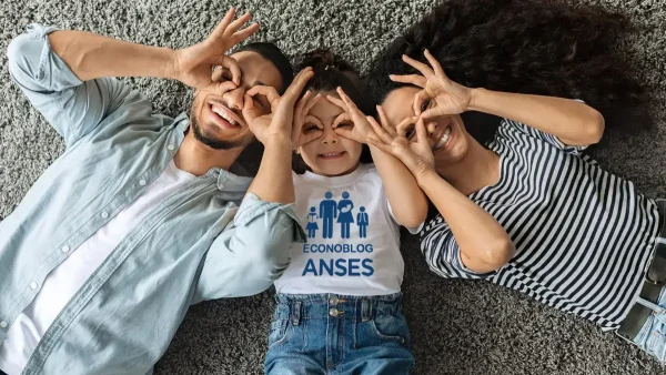 Familia de la AUH con remera de Anses