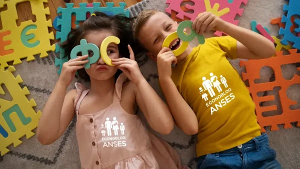 Niños de la UAH jugando con remera de Anses