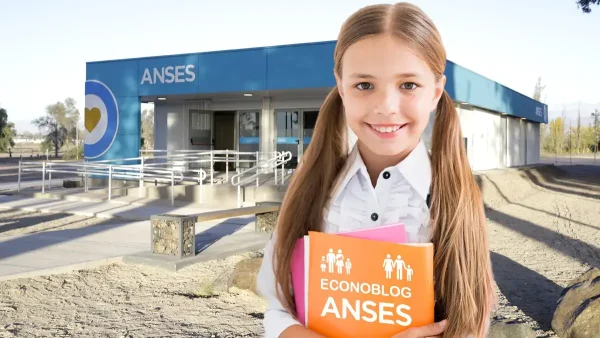 Niña con libro de AUH y SUAF en Anses