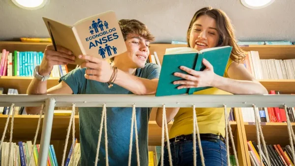 Joven con libro del SUAF y AUH de Anses