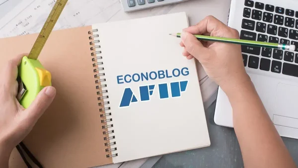 Mano escribiendo en un cuaderno de la AFIP