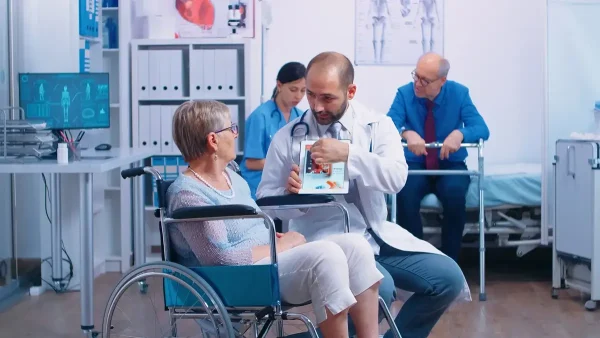 Médico con persona con discapacidad